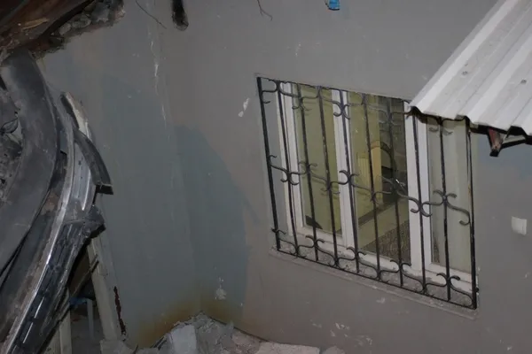hatayda-surucusunun-kontrolunu-kaybettigi-arac-evin-catisina-dustu-1631255784540.jpg Hatay’da sürücüsünün kontrolünü kaybettiği araç evin çatısına düştü - 3