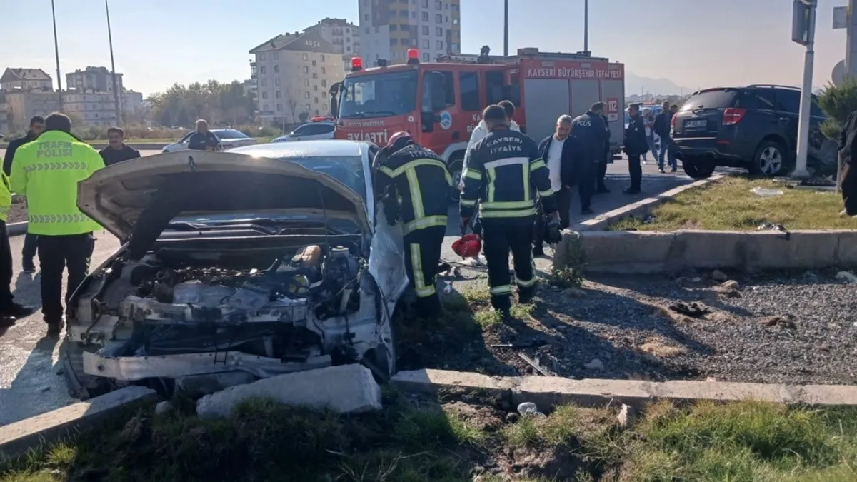 Kayseri’de feci kaza! İki otomobil çarpıştı: 5 yaralı