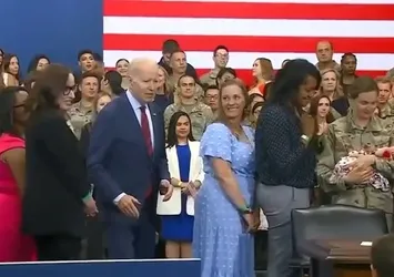 ABD Başkanı Biden yine bildiğiniz gibi! Kadınların üzerine yürüdü... Görevliler anında müdahale etti