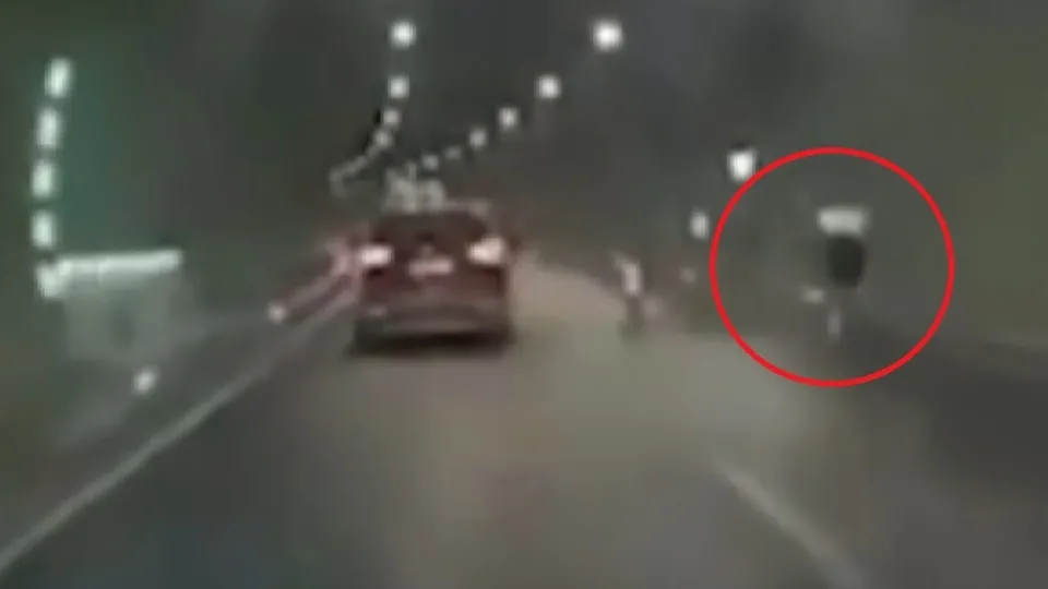 Tünelde dehşet anları! Yol kenarına savurdu