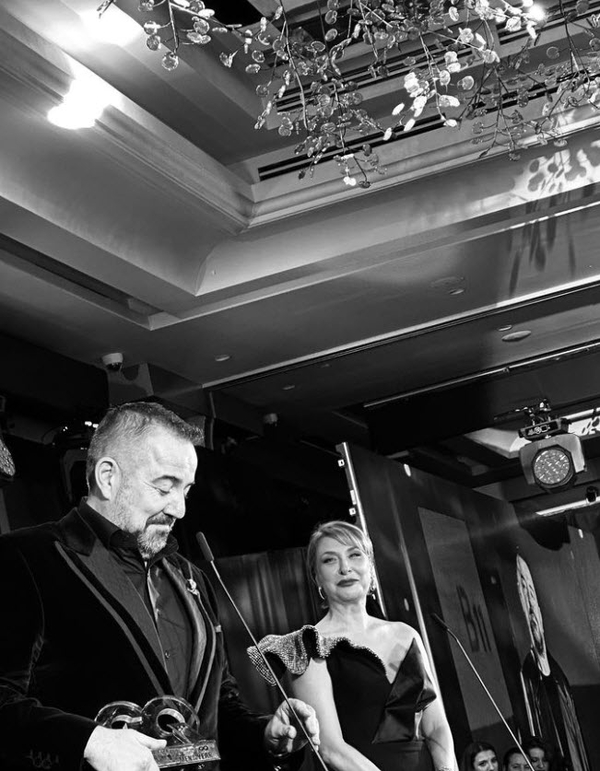 yilin-komedi-insani-odulu-alan-ata-demirer-gq-odul-torenine-damga-vurdu-1702968944950.jpg 'Yılın Komedi İnsanı Ödülü' alan Ata Demirer GQ Ödül Töreni'ne damga vurdu - 2