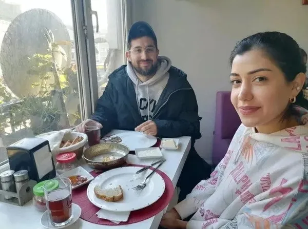 levent-kirca-ve-oya-basarin-kizi-ayse-kirca-gonlunu-dogu-demirkola-kaptirdi-fotograf-ele-verdi-1679577106551.jpeg Levent Kırca ve Oya Başar’ın kızı Ayşe Kırca gönlünü Doğu Demirkol’a kaptırdı! Fotoğraf ele verdi - 1