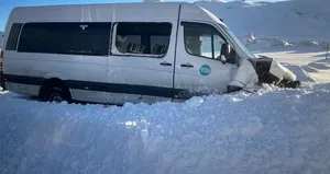 Taksiyle yolcu minibüsü çarpıştı: 16 yaralı