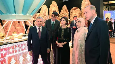 Başkan Erdoğan Özbekistanlı mevkidaşı Mirziyoyev ile horon ekibini izledi!