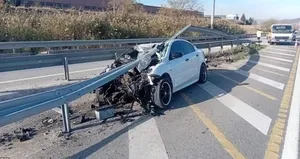 Bilecik’te araç bariyerlere saplandı: 6 yaralı