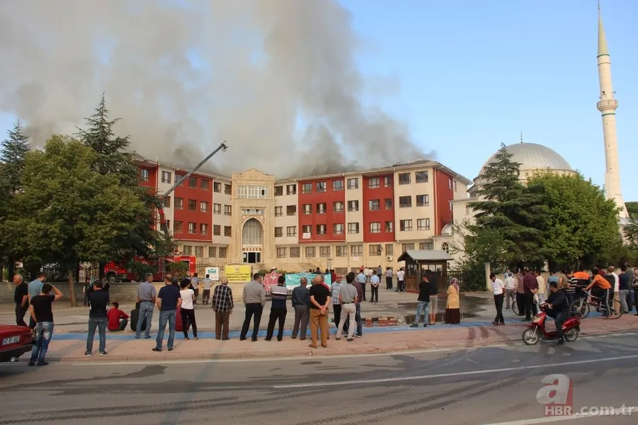 Konya'da bir lisenin çatısında yangın çıktı 11