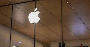 Apple bir ilki başardı