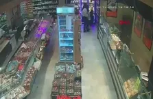 Marketten içki çaldılar! O anlar kamerada