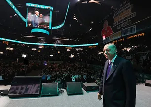 Gençlik Festivali'nde renkli görüntüler! Başkan Erdoğan gençlerle bir arada konseri keyifle dinledi | Pankartları tek tek okudu