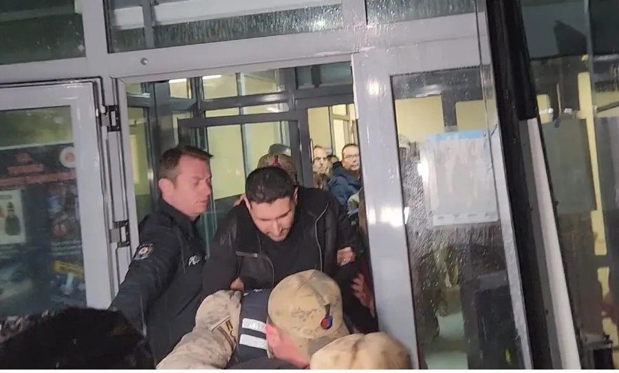 gulistan-doku-sorusturmasi-vali-beyin-selami-var-zeinali-getirin-1776543649047.jpg Dönemin Valisi Tuncay Sonel'in oğlu Mustafa Türkay Sonel tutuklandı. (Foto: DHA)