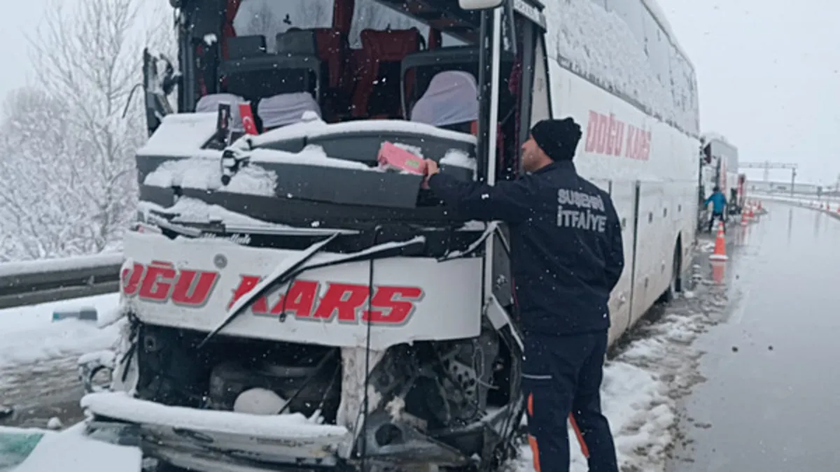 Sivas'ta iki yolcu otobüsü çarpıştı: Yaralılar var