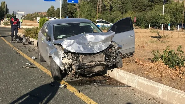 elazigda-trafik-kazasi-1-can-kaybi-4-yarali-1665391603154.jpg Elazığ’da trafik kazası! 1 can kaybı, 4 yaralı - 1