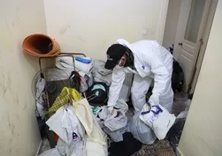 Manisa'daki çöp evden 6 kamyon atık çıkarıldı: Ev ilaçlandı