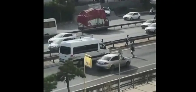 Üst geçit yerine E-5’ten geçtiler! Tehlike dolu anlar kamerada