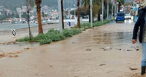 İzmir’de bazı cadde ve sokakları su bastı