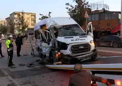 Arnavutköy'de işçi servisi hafriyat kamyonuna çarptı