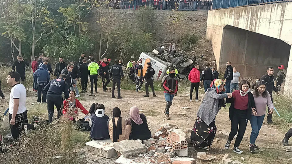 Son dakika | Kocaeli Gebze'de korkunç kaza! Öğrenci servisi dereye düştü