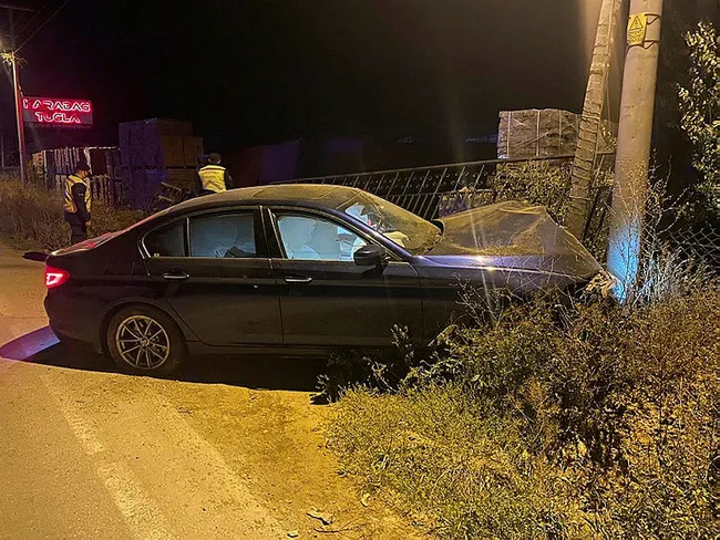 Eskişehir'de direğe çarpan otomobilde tabanca ve uyuşturucu ele geçirildi - 2