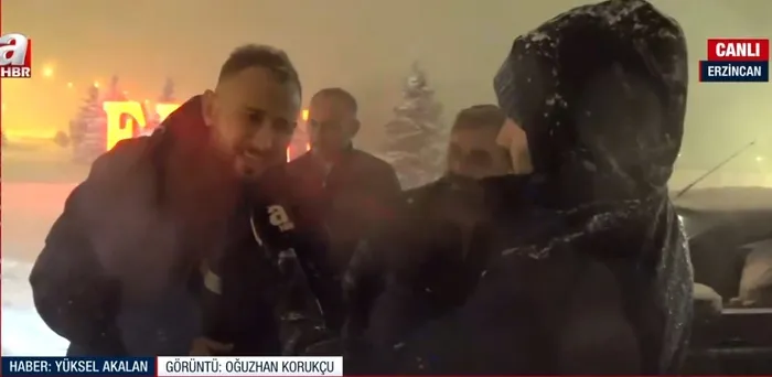 yogun-kar-ulasimi-durdurdu-mahsur-kalan-vatandaslardan-uyari-isiniz-yoksa-disari-cikmayin-1732480341901.jpg Yoğun kar ulaşımı durdurdu! Mahsur kalan vatandaşlardan uyarı: İşiniz yoksa dışarı çıkmayın - 1