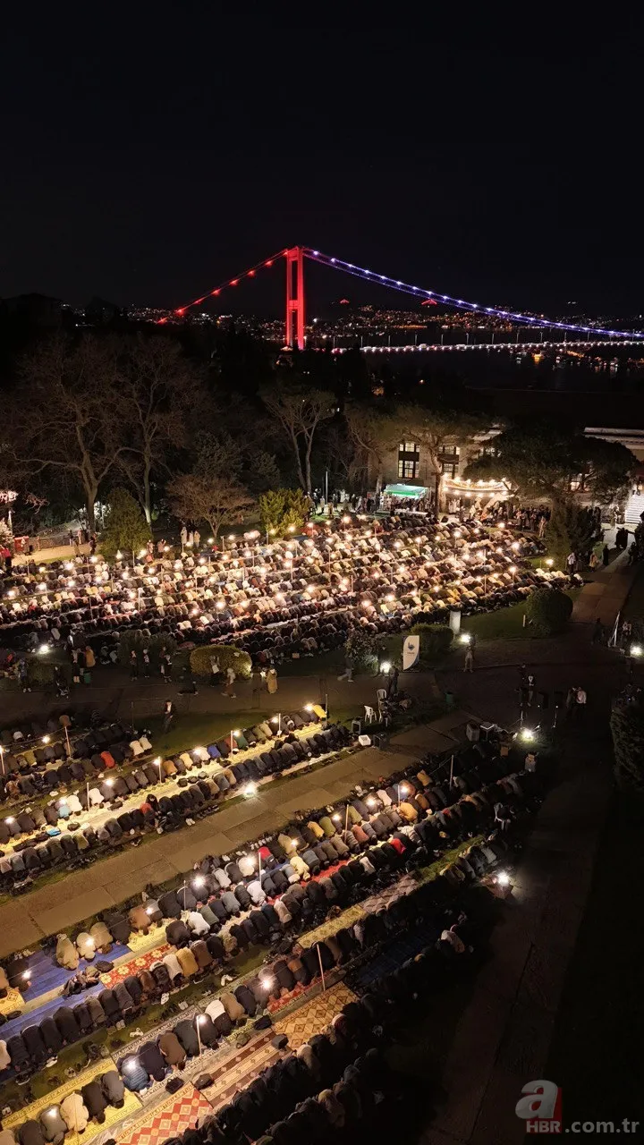 Boğaziçi Üniversitesi'nde iftar programı! Binlerce öğrenci yan yana saf tutup namaz kıldı 10