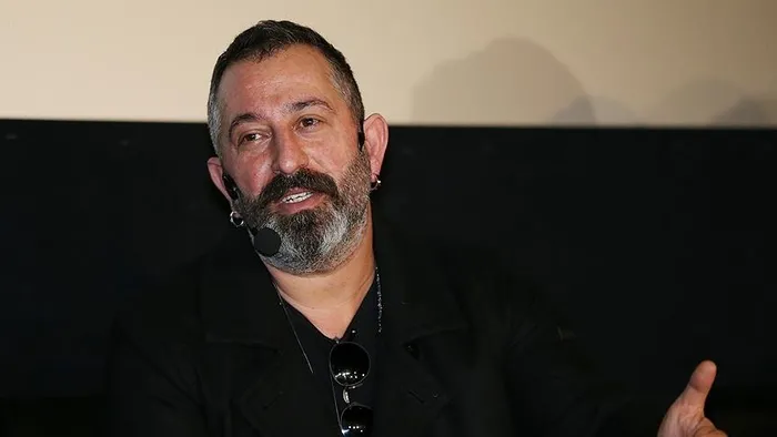 Ünlü komedyen Cem Yılmaz Mercedes aracıyla trafik kazası geçirdi