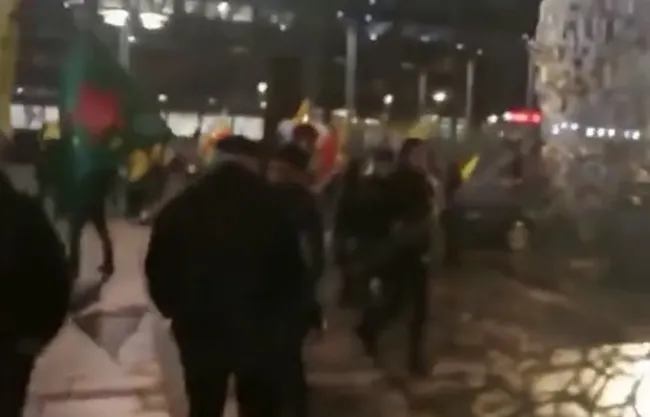 PKK/YPG destekçileri yine sokağa çıktı! Terör destekçileri yoldan geçenlere saldırdı.