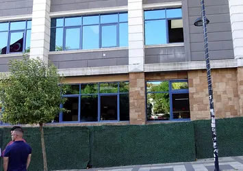 Deprem oldu sanan kadın, belediye binasının camından atlamaya kalkıştı