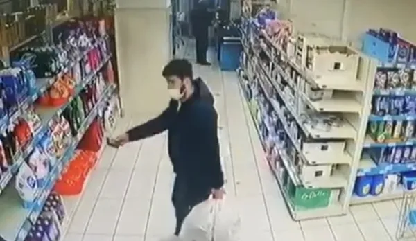 zeytinburnunda-pes-dedirten-olay-unutulan-cuzdani-icini-bosaltip-geri-verdi-1640931997574.jpg Zeytinburnu’nda ‘pes’ dedirten olay! Unutulan cüzdanın içini boşaltıp geri verdi - 2