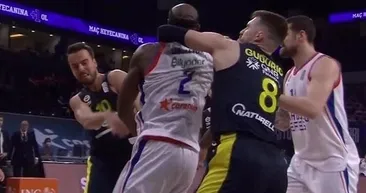 Anadolu Efes-Fenerbahçe Beko maçında kavga çıktı! 6 oyuncu...
