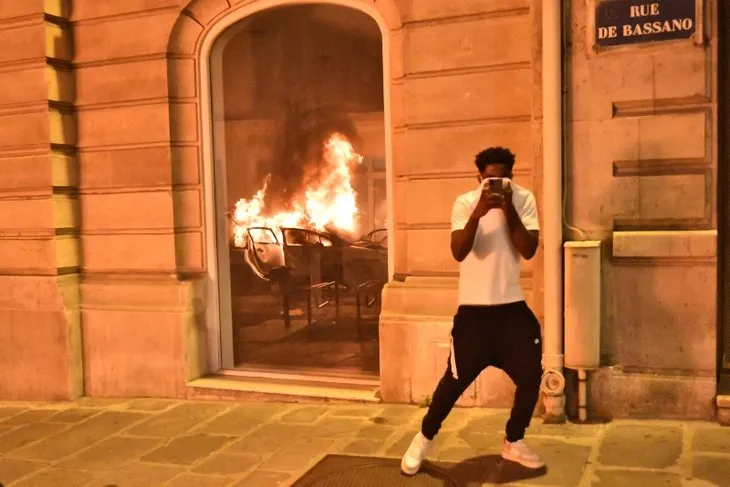 Paris sokaklarını ateşe verdiler! PSG’nin yenilgisi ortalığı savaş alanına çevirdi
