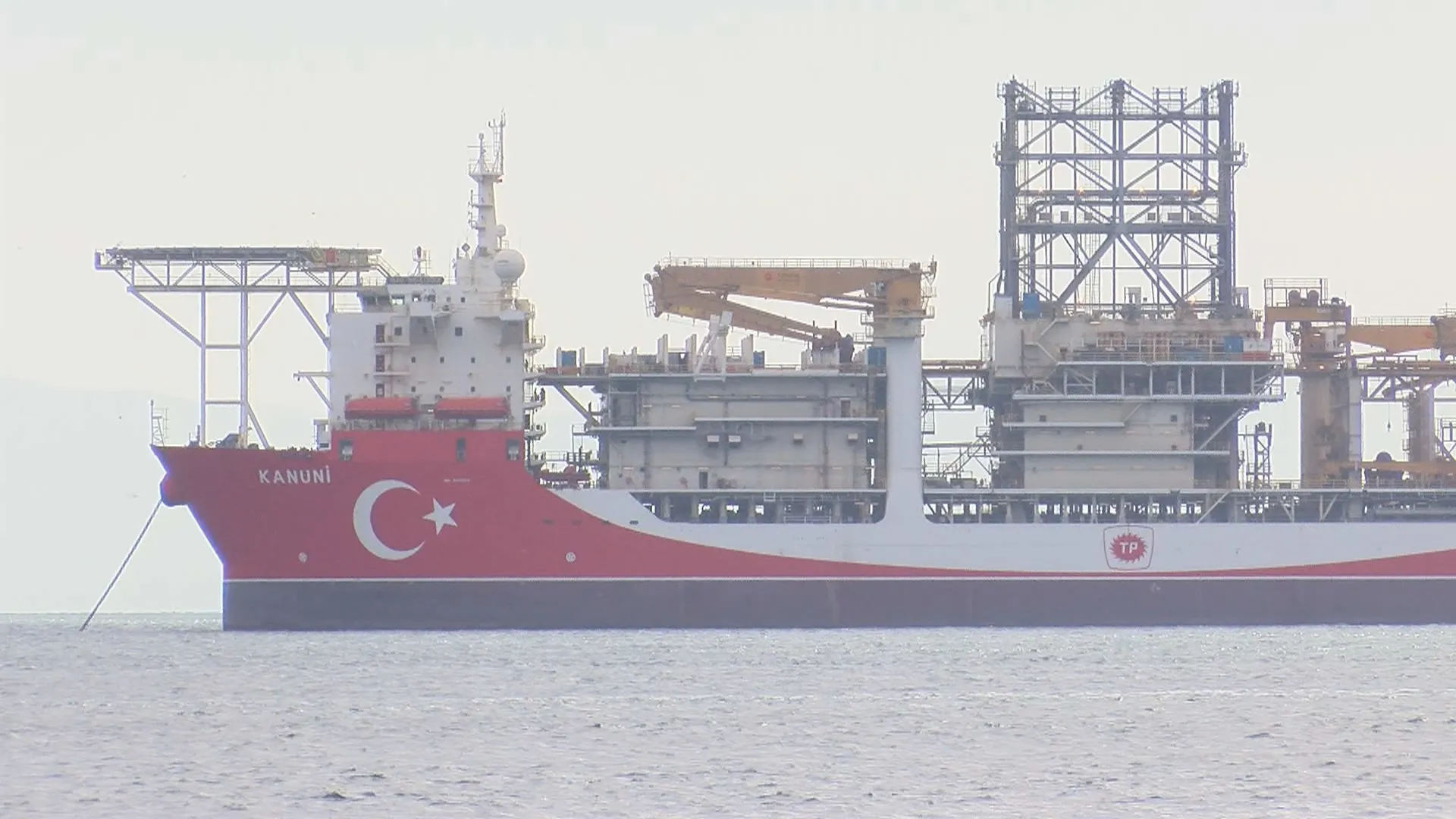 Kanuni sondaj gemisi İstanbul Yenikapı açıklarına demir attı