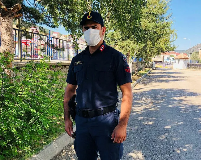 Kastamonu'da boğulma tehlikesi geçiren küçük kızı uzman çavuş kurtardı - 1