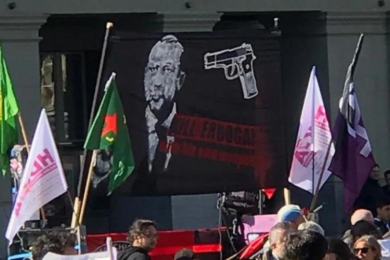 Terör örgütünün İsviçre'de Başkan Erdoğan'ı hedef gösterdiği pankarta ilişkin karar Yargıtay'a götürülecek