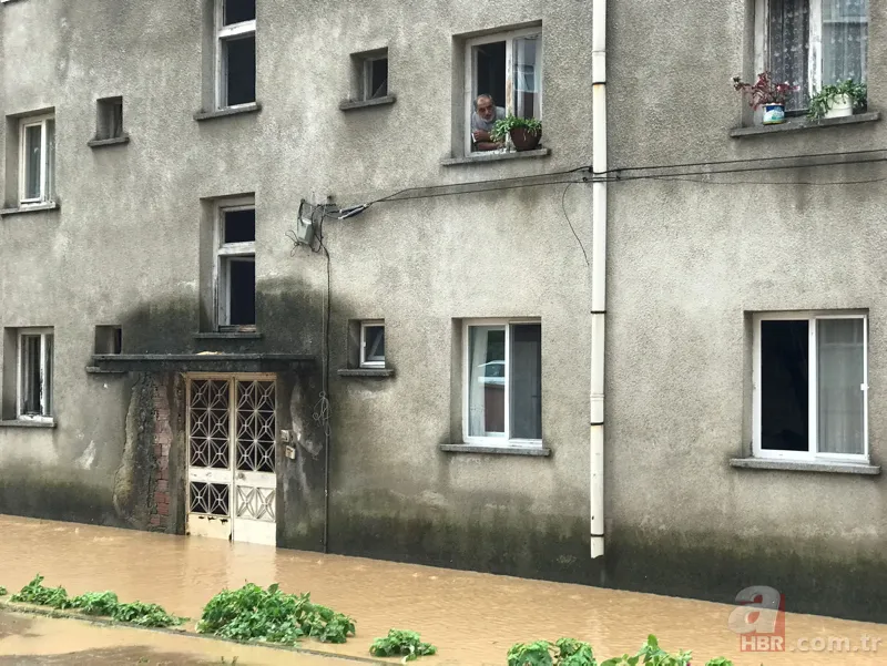 Rize yine sular altında: Dereler taştı yollar kapandı 12