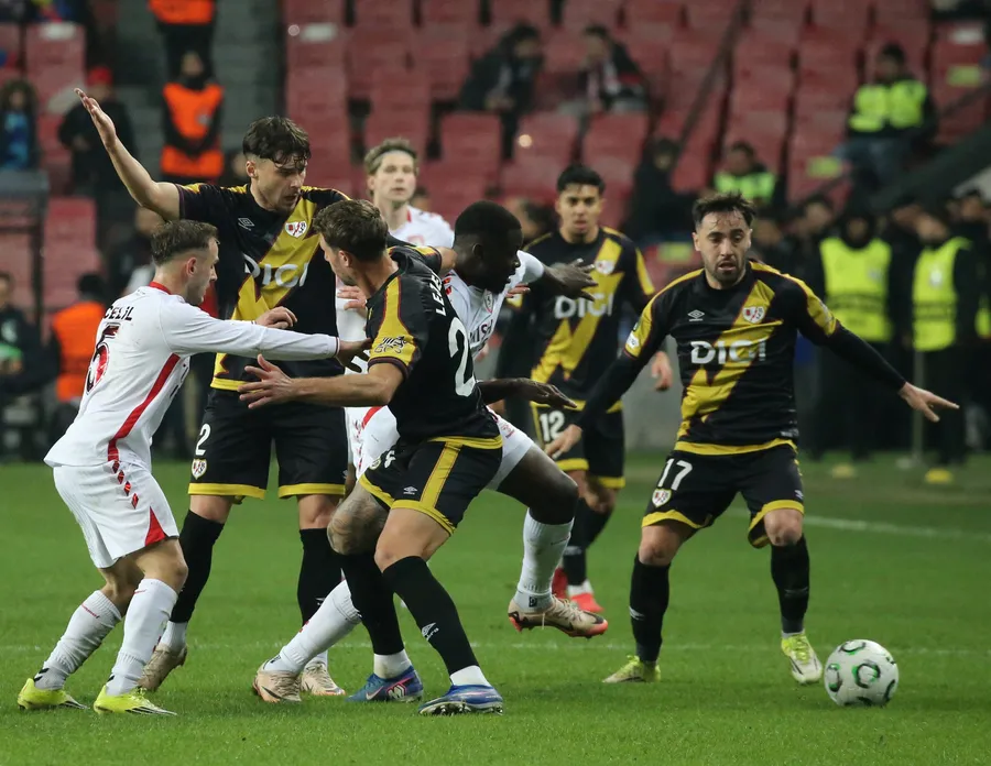 uefa-konferans-liginde-son-16-turu-heyecani-1773353526665.jpg UEFA Konferans Ligi'nde son 16 turu heyecanı - 1