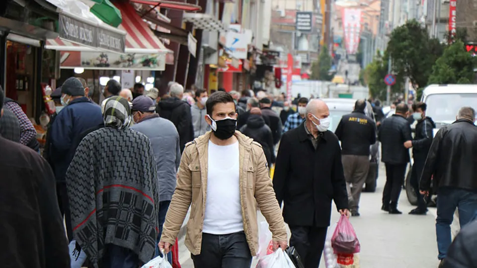 Uzmanlardan koronavirüs salgını hakkında flaş açıklama! Tüm yasaklar kalkacak mı?