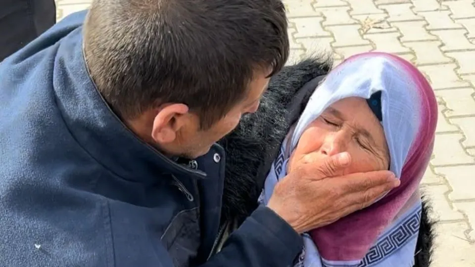 Enkazda altınları bulundu, sevinçle koşarken bayıldı