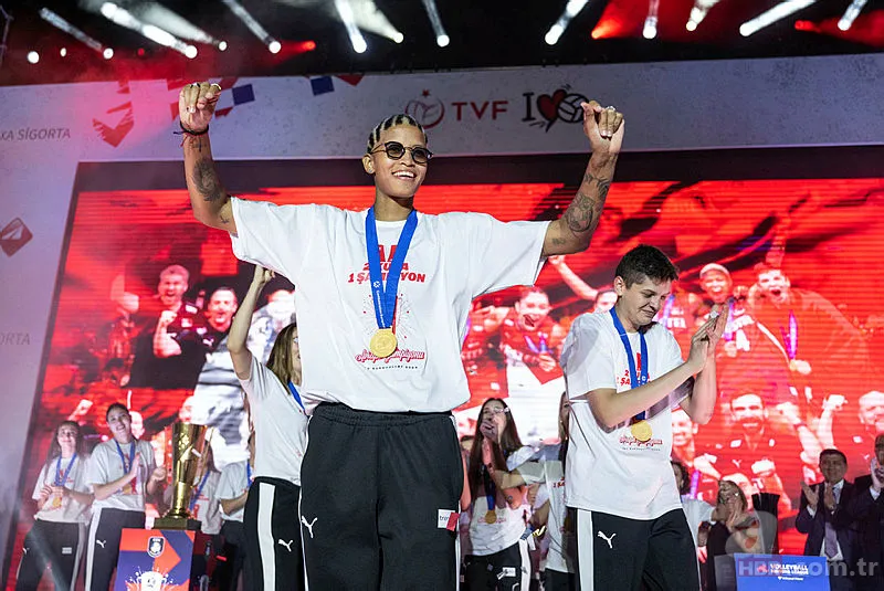 Filenin Sultanları Avrupa zaferini doyasıya kutladı! Melissa Vargas "Malatya bulunmaz eşin" türküsüyle coştu! İşte o anlar... 2