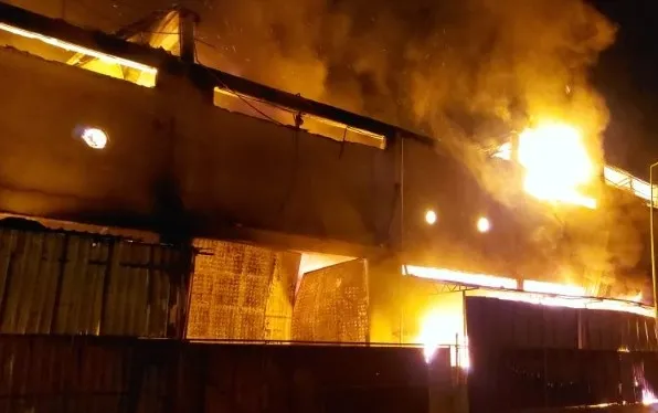 samsunda-yatak-fabrikasinda-yangin-alevler-geceyi-aydinlatti-1716842811484.jpg Samsun'da yatak fabrikasında yangın! Alevler diğer fabrikalara sıçradı - 3