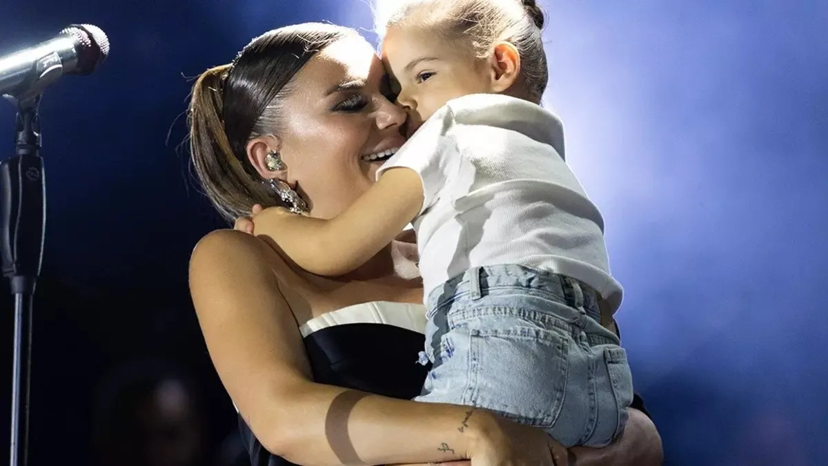 Merve Özbey'den minik sürpriz! 4 yaşındaki kızıyla ilk kez sahnede