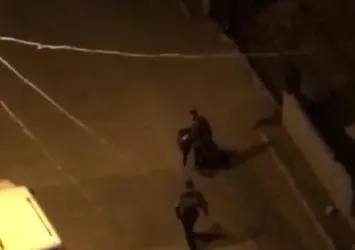 Çırılçıplak sokağa çıkıp arabaların üzerine uzandı! 'Çıplak Vatandaş'a meydan dayağı