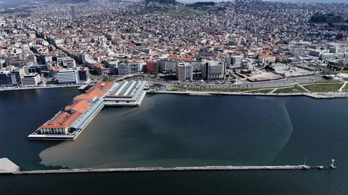 İzmir Körfezi'ndeki kirliliğe ilişkin bakanlık harekete geçti! İZSU'ya 3.3 milyonluk ceza
