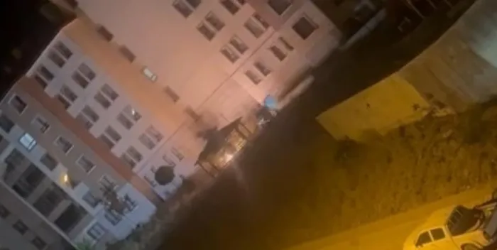 bina-onunde-bomba-panigi-ekipler-alarma-gecti-herkes-tedirgin-oldu-1720131309581.jpg Bina önünde bomba paniği! Ekipler alarma geçti herkes tedirgin oldu - 1