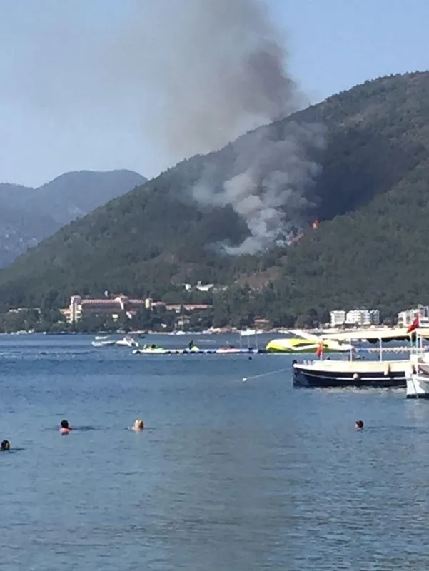 Son dakika: Marmaris’te orman yangını! Alevler yerleşim yerlerini tehdit ediyor