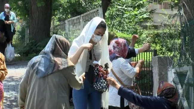 yks-oncesi-zuhuratbaba-turbesine-gelip-dua-ettiler-1624620422664.jpg YKS öncesi Zuhuratbaba Türbesi'ne gelip dua ettiler - 3