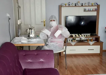 Edirne'de ücretli izne ayrılan tekstil işçileri sağlık çalışanları için maske üretiyor