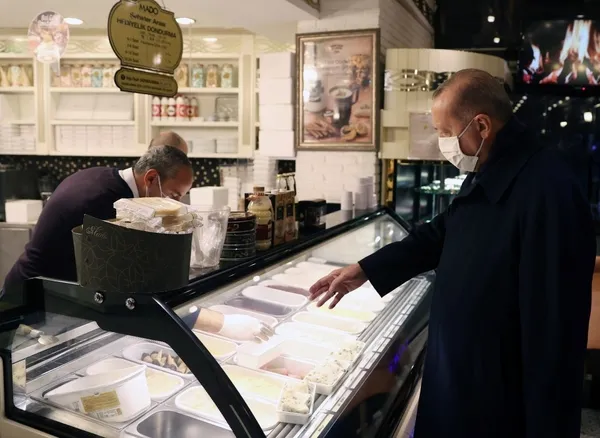 Başkan Erdoğan’dan sürpriz ziyaret! Çengelköy’de dondurmacıya uğradı