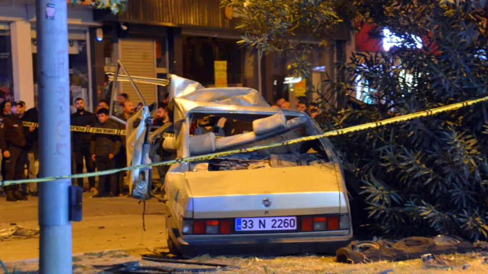 Adana'da katliam gibi kaza! Ağaca çarptı ikiye ayrıldı: 3 ölü, 2 ağır yaralı