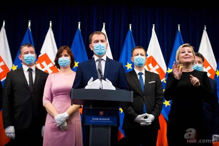Slovakya'da yeni Başbakan Igor Matovic'in yemin töreninde dikkat çeken Koronavirüs önlemi 18