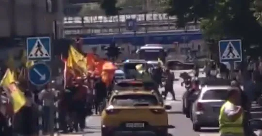 PKK’lı teröristler İsveç’in başkenti Stockholm’de teröristbaşı Öcalan posterleriyle yürüdü! Güvenlik görevlileri sadece izledi